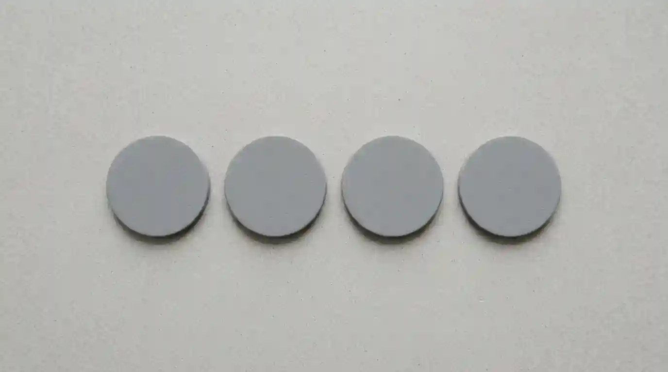 Mehrere gleichartige Spielsymbole nebeneinander auf einer neutralen Fläche