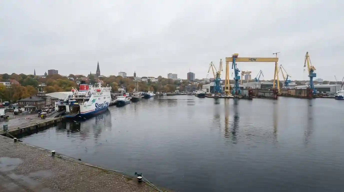 Norddeutsche Stadtansicht von Kiel mit Hafenkulisse als Sinnbild für Schleswig-Holstein